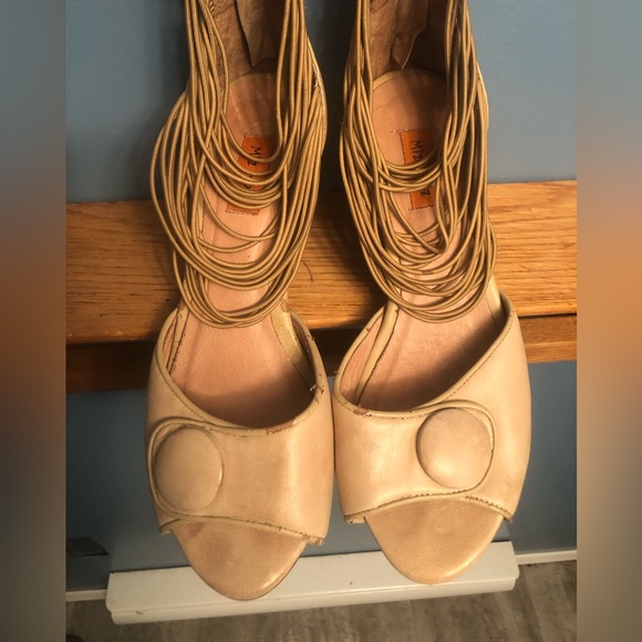 Miz Mooz low heel, nude colour, elastic straps with cute button on toe - Picture 3 of 8